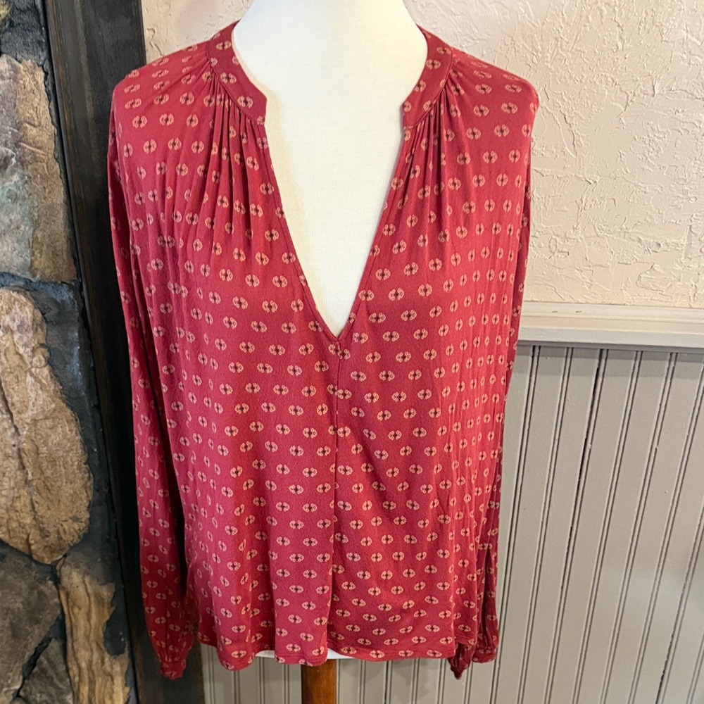 Urban Outfitters Rose-Print Split V-Neck Blouse in Dusty Rose